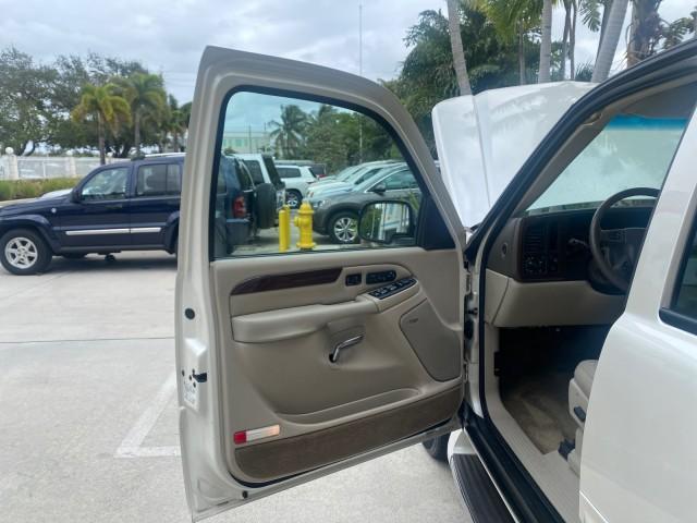 2003 White Diamond /Pewter Cadillac Escalade ESV 4WD/AWD (3GYFK66N23G) with an 6.0L Vortec 6000 High-Output V8 SFI Engine engine, Automatic transmission, located at 4701 North Dixie Hwy, Pompano Beach, FL, 33064, (954) 422-2889, 26.240938, -80.123474 - OUR WEBPAGE FLORIDACARS1.COM HAS OVER 100 PHOTOS AND FREE CARFAX LINK 2003 CADILLAC ESCALADE ESV VIN: 3GYFK66N23G235178 3 G Y F K 6 6 N 2 3 G 2 3 5 1 7 8 4 DOOR WAGON/SPORT UTILITY 6.0L V8 F GASOLINE 17 MPG ALL WHEEL DRIVE Features 4WD/AWD ABS Brakes Air Conditioning Alloy Wheels AM/FM Stereo Automa - Photo#9