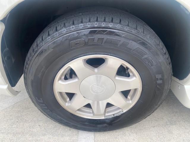 2003 White Diamond /Pewter Cadillac Escalade ESV 4WD/AWD (3GYFK66N23G) with an 6.0L Vortec 6000 High-Output V8 SFI Engine engine, Automatic transmission, located at 4701 North Dixie Hwy, Pompano Beach, FL, 33064, (954) 422-2889, 26.240938, -80.123474 - OUR WEBPAGE FLORIDACARS1.COM HAS OVER 100 PHOTOS AND FREE CARFAX LINK 2003 CADILLAC ESCALADE ESV VIN: 3GYFK66N23G235178 3 G Y F K 6 6 N 2 3 G 2 3 5 1 7 8 4 DOOR WAGON/SPORT UTILITY 6.0L V8 F GASOLINE 17 MPG ALL WHEEL DRIVE Features 4WD/AWD ABS Brakes Air Conditioning Alloy Wheels AM/FM Stereo Automa - Photo#19