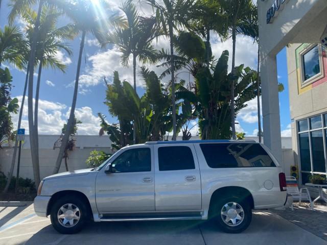 2003 White Diamond /Pewter Cadillac Escalade ESV 4WD/AWD (3GYFK66N23G) with an 6.0L Vortec 6000 High-Output V8 SFI Engine engine, Automatic transmission, located at 4701 North Dixie Hwy, Pompano Beach, FL, 33064, (954) 422-2889, 26.240938, -80.123474 - OUR WEBPAGE FLORIDACARS1.COM HAS OVER 100 PHOTOS AND FREE CARFAX LINK 2003 CADILLAC ESCALADE ESV VIN: 3GYFK66N23G235178 3 G Y F K 6 6 N 2 3 G 2 3 5 1 7 8 4 DOOR WAGON/SPORT UTILITY 6.0L V8 F GASOLINE 17 MPG ALL WHEEL DRIVE Features 4WD/AWD ABS Brakes Air Conditioning Alloy Wheels AM/FM Stereo Automa - Photo#29
