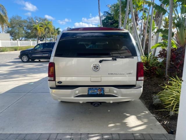 2003 White Diamond /Pewter Cadillac Escalade ESV 4WD/AWD (3GYFK66N23G) with an 6.0L Vortec 6000 High-Output V8 SFI Engine engine, Automatic transmission, located at 4701 North Dixie Hwy, Pompano Beach, FL, 33064, (954) 422-2889, 26.240938, -80.123474 - OUR WEBPAGE FLORIDACARS1.COM HAS OVER 100 PHOTOS AND FREE CARFAX LINK 2003 CADILLAC ESCALADE ESV VIN: 3GYFK66N23G235178 3 G Y F K 6 6 N 2 3 G 2 3 5 1 7 8 4 DOOR WAGON/SPORT UTILITY 6.0L V8 F GASOLINE 17 MPG ALL WHEEL DRIVE Features 4WD/AWD ABS Brakes Air Conditioning Alloy Wheels AM/FM Stereo Automa - Photo#33