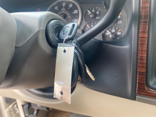 2003 White Diamond /Pewter Cadillac Escalade ESV 4WD/AWD (3GYFK66N23G) with an 6.0L Vortec 6000 High-Output V8 SFI Engine engine, Automatic transmission, located at 4701 North Dixie Hwy, Pompano Beach, FL, 33064, (954) 422-2889, 26.240938, -80.123474 - OUR WEBPAGE FLORIDACARS1.COM HAS OVER 100 PHOTOS AND FREE CARFAX LINK 2003 CADILLAC ESCALADE ESV VIN: 3GYFK66N23G235178 3 G Y F K 6 6 N 2 3 G 2 3 5 1 7 8 4 DOOR WAGON/SPORT UTILITY 6.0L V8 F GASOLINE 17 MPG ALL WHEEL DRIVE Features 4WD/AWD ABS Brakes Air Conditioning Alloy Wheels AM/FM Stereo Automa - Photo#54