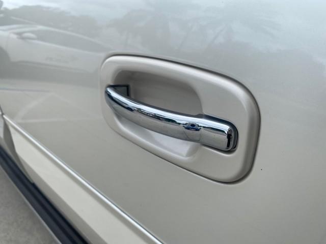 2003 White Diamond /Pewter Cadillac Escalade ESV 4WD/AWD (3GYFK66N23G) with an 6.0L Vortec 6000 High-Output V8 SFI Engine engine, Automatic transmission, located at 4701 North Dixie Hwy, Pompano Beach, FL, 33064, (954) 422-2889, 26.240938, -80.123474 - OUR WEBPAGE FLORIDACARS1.COM HAS OVER 100 PHOTOS AND FREE CARFAX LINK 2003 CADILLAC ESCALADE ESV VIN: 3GYFK66N23G235178 3 G Y F K 6 6 N 2 3 G 2 3 5 1 7 8 4 DOOR WAGON/SPORT UTILITY 6.0L V8 F GASOLINE 17 MPG ALL WHEEL DRIVE Features 4WD/AWD ABS Brakes Air Conditioning Alloy Wheels AM/FM Stereo Automa - Photo#70