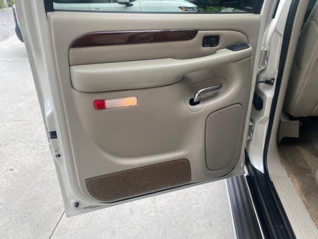 2003 White Diamond /Pewter Cadillac Escalade ESV 4WD/AWD (3GYFK66N23G) with an 6.0L Vortec 6000 High-Output V8 SFI Engine engine, Automatic transmission, located at 4701 North Dixie Hwy, Pompano Beach, FL, 33064, (954) 422-2889, 26.240938, -80.123474 - OUR WEBPAGE FLORIDACARS1.COM HAS OVER 100 PHOTOS AND FREE CARFAX LINK 2003 CADILLAC ESCALADE ESV VIN: 3GYFK66N23G235178 3 G Y F K 6 6 N 2 3 G 2 3 5 1 7 8 4 DOOR WAGON/SPORT UTILITY 6.0L V8 F GASOLINE 17 MPG ALL WHEEL DRIVE Features 4WD/AWD ABS Brakes Air Conditioning Alloy Wheels AM/FM Stereo Automa - Photo#71