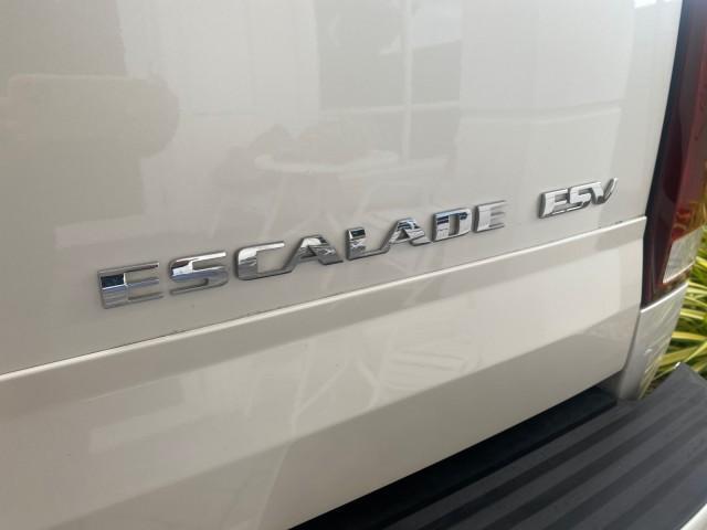 2003 White Diamond /Pewter Cadillac Escalade ESV 4WD/AWD (3GYFK66N23G) with an 6.0L Vortec 6000 High-Output V8 SFI Engine engine, Automatic transmission, located at 4701 North Dixie Hwy, Pompano Beach, FL, 33064, (954) 422-2889, 26.240938, -80.123474 - OUR WEBPAGE FLORIDACARS1.COM HAS OVER 100 PHOTOS AND FREE CARFAX LINK 2003 CADILLAC ESCALADE ESV VIN: 3GYFK66N23G235178 3 G Y F K 6 6 N 2 3 G 2 3 5 1 7 8 4 DOOR WAGON/SPORT UTILITY 6.0L V8 F GASOLINE 17 MPG ALL WHEEL DRIVE Features 4WD/AWD ABS Brakes Air Conditioning Alloy Wheels AM/FM Stereo Automa - Photo#97