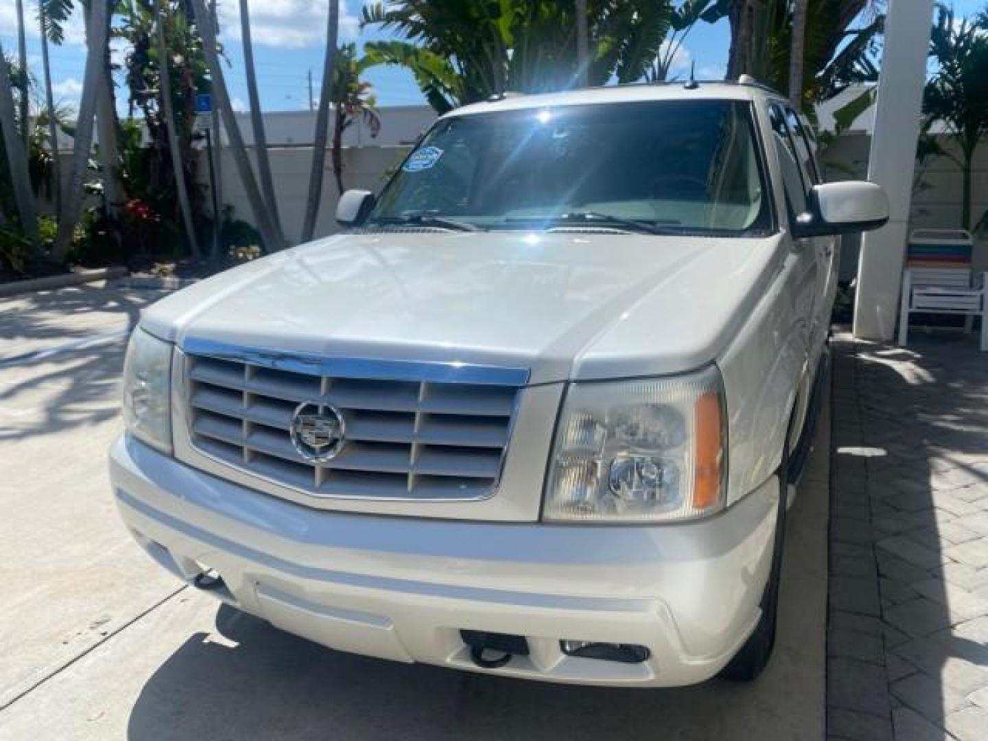 2003 White Diamond /Pewter Cadillac Escalade ESV SUV PEARL WHITE 4WD/AWD (3GYFK66N23G) with an 6.0L Vortec 6000 High-Output V8 SFI Engine engine, Automatic transmission, located at 4701 North Dixie Hwy, Pompano Beach, FL, 33064, (954) 422-2889, 26.240938, -80.123474 - OUR WEBPAGE FLORIDACARS1.COM HAS OVER 100 PHOTOS AND FREE CARFAX LINK 2003 CADILLAC ESCALADE ESV VIN: 3GYFK66N23G235178 3 G Y F K 6 6 N 2 3 G 2 3 5 1 7 8 4 DOOR WAGON/SPORT UTILITY 6.0L V8 F GASOLINE 17 MPG ALL WHEEL DRIVE Features 4WD/AWD ABS Brakes Air Conditioning Alloy Wheels AM/FM Stereo Automa - Photo#3