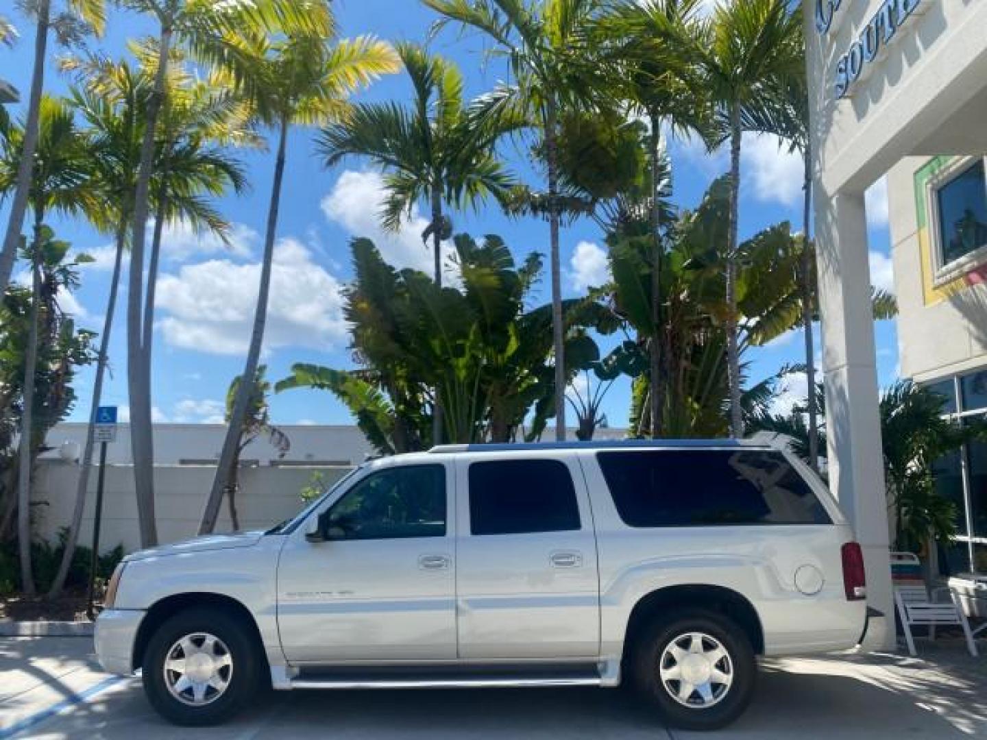 2003 White Diamond /Pewter Cadillac Escalade ESV SUV PEARL WHITE 4WD/AWD (3GYFK66N23G) with an 6.0L Vortec 6000 High-Output V8 SFI Engine engine, Automatic transmission, located at 4701 North Dixie Hwy, Pompano Beach, FL, 33064, (954) 422-2889, 26.240938, -80.123474 - OUR WEBPAGE FLORIDACARS1.COM HAS OVER 100 PHOTOS AND FREE CARFAX LINK 2003 CADILLAC ESCALADE ESV VIN: 3GYFK66N23G235178 3 G Y F K 6 6 N 2 3 G 2 3 5 1 7 8 4 DOOR WAGON/SPORT UTILITY 6.0L V8 F GASOLINE 17 MPG ALL WHEEL DRIVE Features 4WD/AWD ABS Brakes Air Conditioning Alloy Wheels AM/FM Stereo Automa - Photo#4