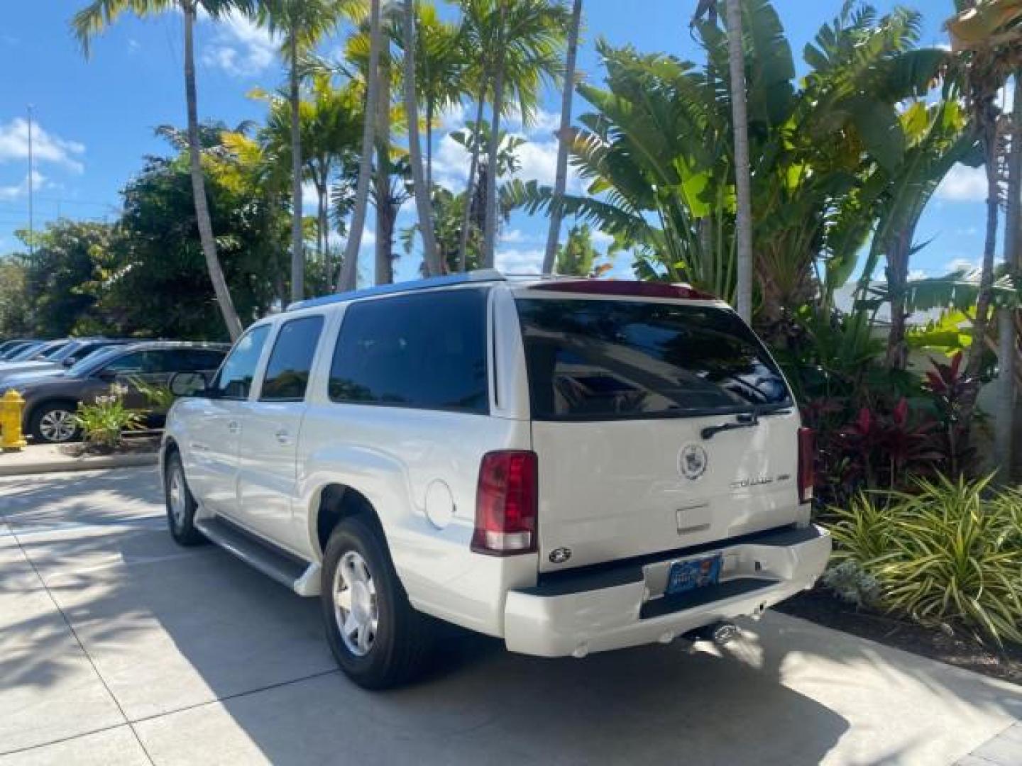 2003 White Diamond /Pewter Cadillac Escalade ESV SUV PEARL WHITE 4WD/AWD (3GYFK66N23G) with an 6.0L Vortec 6000 High-Output V8 SFI Engine engine, Automatic transmission, located at 4701 North Dixie Hwy, Pompano Beach, FL, 33064, (954) 422-2889, 26.240938, -80.123474 - OUR WEBPAGE FLORIDACARS1.COM HAS OVER 100 PHOTOS AND FREE CARFAX LINK 2003 CADILLAC ESCALADE ESV VIN: 3GYFK66N23G235178 3 G Y F K 6 6 N 2 3 G 2 3 5 1 7 8 4 DOOR WAGON/SPORT UTILITY 6.0L V8 F GASOLINE 17 MPG ALL WHEEL DRIVE Features 4WD/AWD ABS Brakes Air Conditioning Alloy Wheels AM/FM Stereo Automa - Photo#5