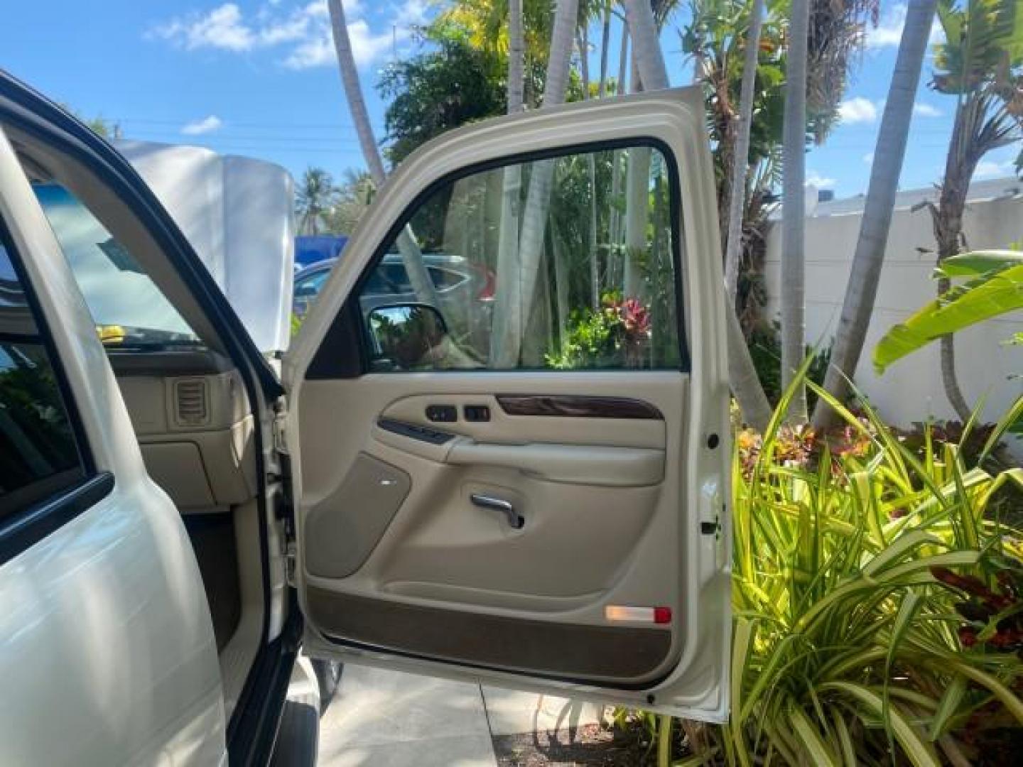 2003 White Diamond /Pewter Cadillac Escalade ESV SUV PEARL WHITE 4WD/AWD (3GYFK66N23G) with an 6.0L Vortec 6000 High-Output V8 SFI Engine engine, Automatic transmission, located at 4701 North Dixie Hwy, Pompano Beach, FL, 33064, (954) 422-2889, 26.240938, -80.123474 - OUR WEBPAGE FLORIDACARS1.COM HAS OVER 100 PHOTOS AND FREE CARFAX LINK 2003 CADILLAC ESCALADE ESV VIN: 3GYFK66N23G235178 3 G Y F K 6 6 N 2 3 G 2 3 5 1 7 8 4 DOOR WAGON/SPORT UTILITY 6.0L V8 F GASOLINE 17 MPG ALL WHEEL DRIVE Features 4WD/AWD ABS Brakes Air Conditioning Alloy Wheels AM/FM Stereo Automa - Photo#10