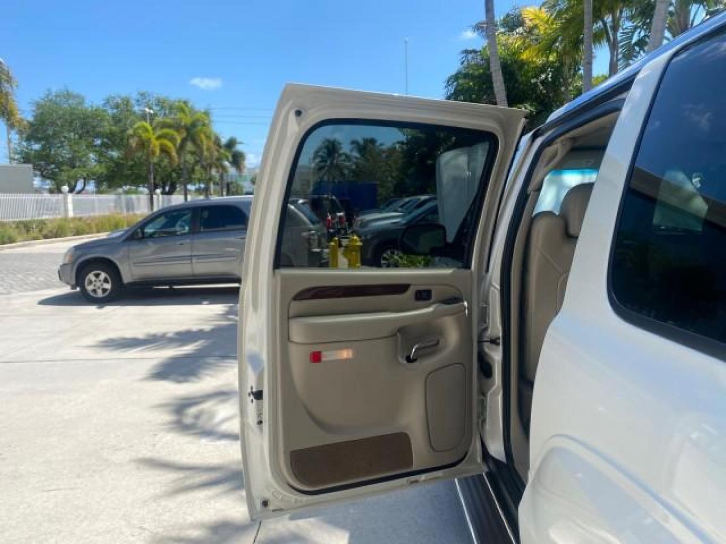 2003 White Diamond /Pewter Cadillac Escalade ESV SUV PEARL WHITE 4WD/AWD (3GYFK66N23G) with an 6.0L Vortec 6000 High-Output V8 SFI Engine engine, Automatic transmission, located at 4701 North Dixie Hwy, Pompano Beach, FL, 33064, (954) 422-2889, 26.240938, -80.123474 - OUR WEBPAGE FLORIDACARS1.COM HAS OVER 100 PHOTOS AND FREE CARFAX LINK 2003 CADILLAC ESCALADE ESV VIN: 3GYFK66N23G235178 3 G Y F K 6 6 N 2 3 G 2 3 5 1 7 8 4 DOOR WAGON/SPORT UTILITY 6.0L V8 F GASOLINE 17 MPG ALL WHEEL DRIVE Features 4WD/AWD ABS Brakes Air Conditioning Alloy Wheels AM/FM Stereo Automa - Photo#13