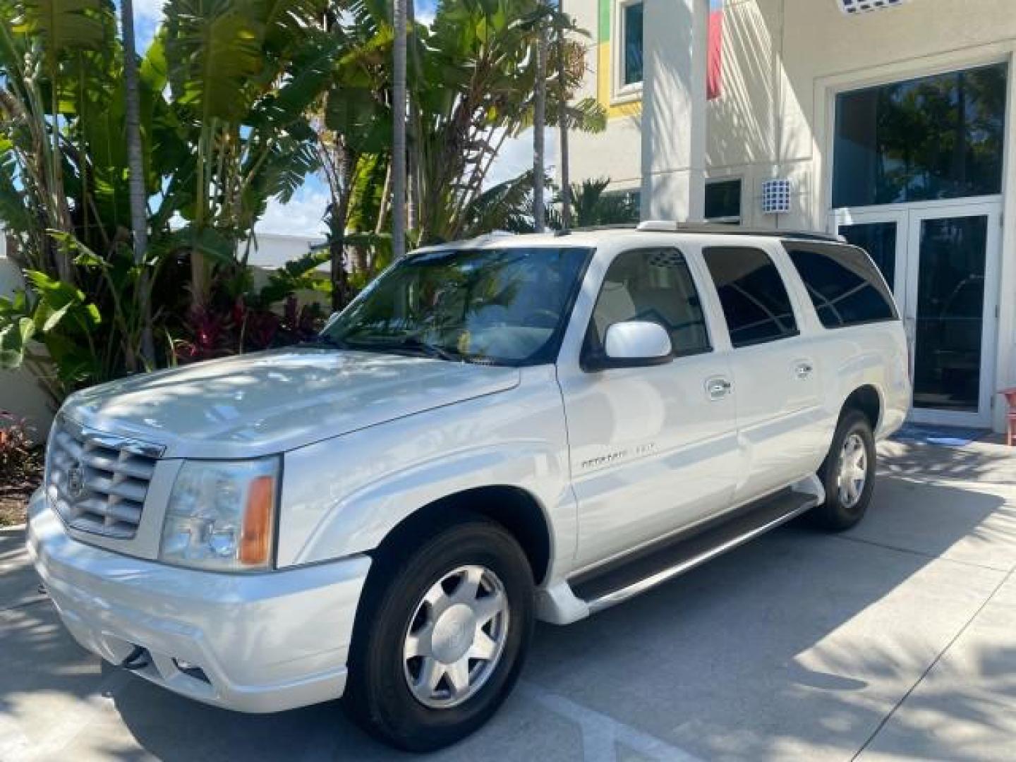 2003 White Diamond /Pewter Cadillac Escalade ESV SUV PEARL WHITE 4WD/AWD (3GYFK66N23G) with an 6.0L Vortec 6000 High-Output V8 SFI Engine engine, Automatic transmission, located at 4701 North Dixie Hwy, Pompano Beach, FL, 33064, (954) 422-2889, 26.240938, -80.123474 - OUR WEBPAGE FLORIDACARS1.COM HAS OVER 100 PHOTOS AND FREE CARFAX LINK 2003 CADILLAC ESCALADE ESV VIN: 3GYFK66N23G235178 3 G Y F K 6 6 N 2 3 G 2 3 5 1 7 8 4 DOOR WAGON/SPORT UTILITY 6.0L V8 F GASOLINE 17 MPG ALL WHEEL DRIVE Features 4WD/AWD ABS Brakes Air Conditioning Alloy Wheels AM/FM Stereo Automa - Photo#29
