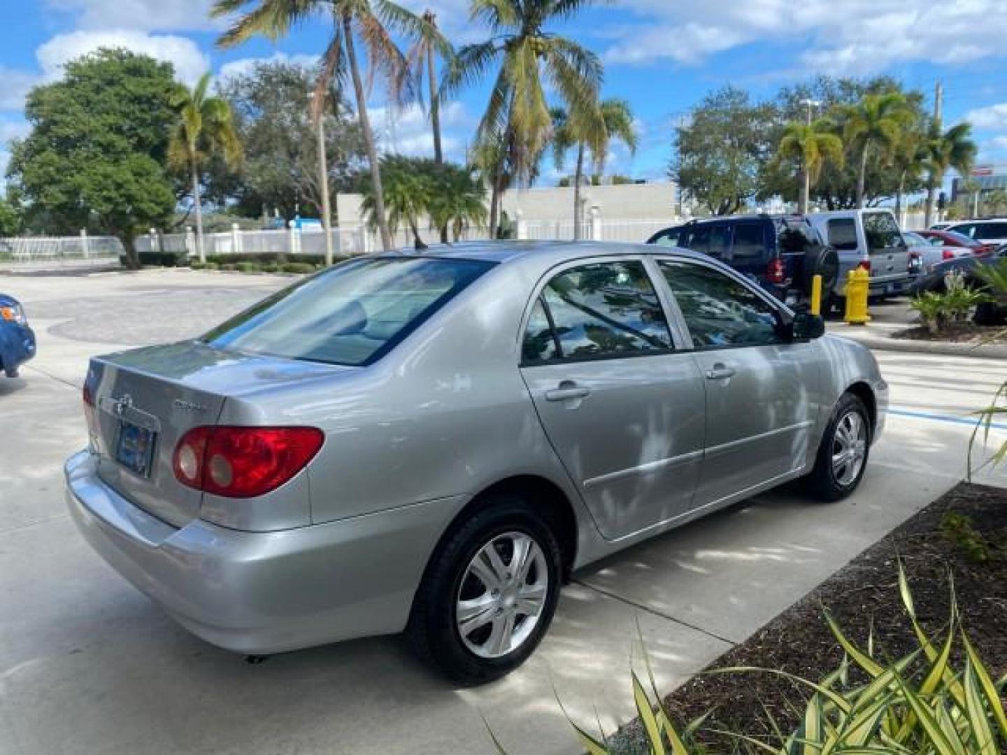 2007 Silver Streak Mica /Stone Toyota Corolla LOADED LOW MILES 11,867 1 OWNER (1NXBR32E07Z) with an 1.8L DOHC SFI 16-Valve VVT-i 4-Cyl Engine engine, Automatic transmission, located at 4701 North Dixie Hwy, Pompano Beach, FL, 33064, (954) 422-2889, 26.240938, -80.123474 - OUR WEBPAGE FLORIDACARS1.COM HAS OVER 100 PHOTOS AND FREE CARFAX LINK 2007 TOYOTA COROLLA CE HAS EVERY OPTION AS A LE - FULLY LOADED VIN: 1NXBR32E07Z816925 1 N X B R 3 2 E 0 7 Z 8 1 6 9 2 5 SEDAN 4 DR 1.8L I4 F DOHC 16V GASOLINE 41 MPG FRONT WHEEL DRIVE Features Air Conditioning AM/FM Stereo Automat - Photo#7