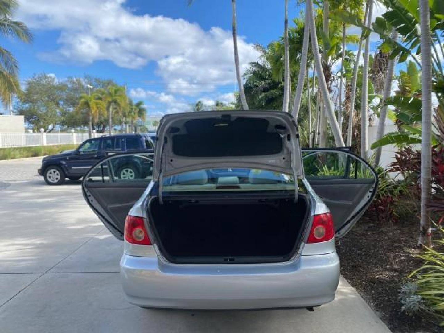 2007 Silver Streak Mica /Stone Toyota Corolla LOADED LOW MILES 11,867 1 OWNER (1NXBR32E07Z) with an 1.8L DOHC SFI 16-Valve VVT-i 4-Cyl Engine engine, Automatic transmission, located at 4701 North Dixie Hwy, Pompano Beach, FL, 33064, (954) 422-2889, 26.240938, -80.123474 - OUR WEBPAGE FLORIDACARS1.COM HAS OVER 100 PHOTOS AND FREE CARFAX LINK 2007 TOYOTA COROLLA CE HAS EVERY OPTION AS A LE - FULLY LOADED VIN: 1NXBR32E07Z816925 1 N X B R 3 2 E 0 7 Z 8 1 6 9 2 5 SEDAN 4 DR 1.8L I4 F DOHC 16V GASOLINE 41 MPG FRONT WHEEL DRIVE Features Air Conditioning AM/FM Stereo Automat - Photo#15