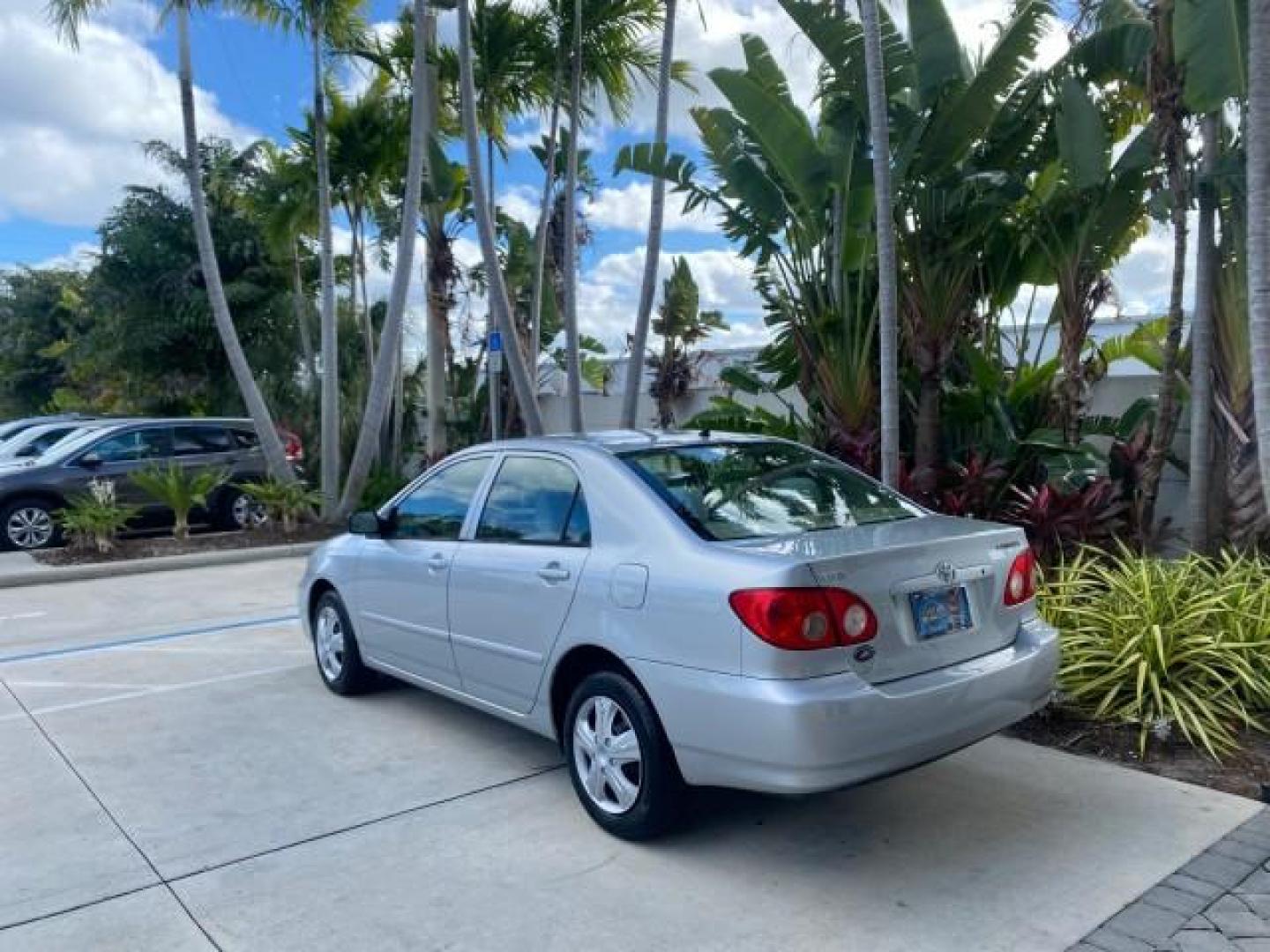 2007 Silver Streak Mica /Stone Toyota Corolla LOADED LOW MILES 11,867 1 OWNER (1NXBR32E07Z) with an 1.8L DOHC SFI 16-Valve VVT-i 4-Cyl Engine engine, Automatic transmission, located at 4701 North Dixie Hwy, Pompano Beach, FL, 33064, (954) 422-2889, 26.240938, -80.123474 - OUR WEBPAGE FLORIDACARS1.COM HAS OVER 100 PHOTOS AND FREE CARFAX LINK 2007 TOYOTA COROLLA CE HAS EVERY OPTION AS A LE - FULLY LOADED VIN: 1NXBR32E07Z816925 1 N X B R 3 2 E 0 7 Z 8 1 6 9 2 5 SEDAN 4 DR 1.8L I4 F DOHC 16V GASOLINE 41 MPG FRONT WHEEL DRIVE Features Air Conditioning AM/FM Stereo Automat - Photo#32