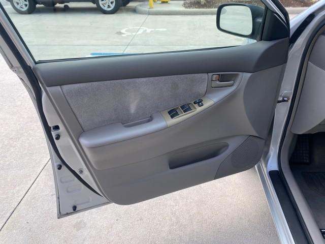 2007 Silver Streak Mica /Stone Toyota Corolla CE LOW MILES 11,867 1 OWNER (1NXBR32E07Z) with an 1.8L DOHC SFI 16-Valve VVT-i 4-Cyl Engine engine, Automatic transmission, located at 4701 North Dixie Hwy, Pompano Beach, FL, 33064, (954) 422-2889, 26.240938, -80.123474 - OUR WEBPAGE FLORIDACARS1.COM HAS OVER 100 PHOTOS AND FREE CARFAX LINK 2007 TOYOTA COROLLA CE HAS EVERY OPTION AS A LE - FULLY LOADED VIN: 1NXBR32E07Z816925 1 N X B R 3 2 E 0 7 Z 8 1 6 9 2 5 SEDAN 4 DR 1.8L I4 F DOHC 16V GASOLINE 41 MPG FRONT WHEEL DRIVE Features Air Conditioning AM/FM Stereo Automat - Photo#41