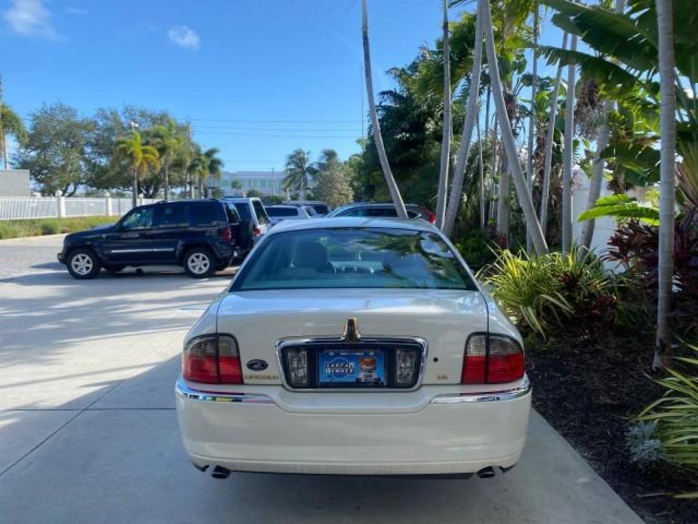 2004 Ceramic White Tri-Coat /Dark Stone/Med Lt Stone Lincoln LS LOW MILES 43,468 1 OWNER (1LNHM86S54Y) with an 3.0L DOHC SMPI 24-Valve V6 Engine engine, Automatic transmission, located at 4701 North Dixie Hwy, Pompano Beach, FL, 33064, (954) 422-2889, 26.240938, -80.123474 - OUR WEBPAGE FLORIDACARS1.COM HAS OVER 100 PHOTOS AND FREE CARFAX LINK 2004 LINCOLN LS LUXURY 1 OWNER VIN: 1LNHM86S54Y643526 1 L N H M 8 6 S 5 4 Y 6 4 3 5 2 6 SEDAN 4 DR 3.0L V6 F DOHC GASOLINE 26 MPG REAR WHEEL DRIVE Features ABS Brakes Air Conditioning Alloy Wheels AM/FM Stereo Automatic Transmissi - Photo#6