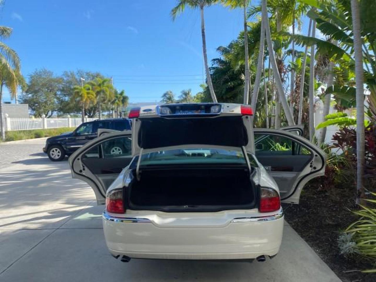 2004 Ceramic White Tri-Coat /Dark Stone/Med Lt Stone Lincoln LS LOW MILES 43,468 1 OWNER (1LNHM86S54Y) with an 3.0L DOHC SMPI 24-Valve V6 Engine engine, Automatic transmission, located at 4701 North Dixie Hwy, Pompano Beach, FL, 33064, (954) 422-2889, 26.240938, -80.123474 - OUR WEBPAGE FLORIDACARS1.COM HAS OVER 100 PHOTOS AND FREE CARFAX LINK 2004 LINCOLN LS LUXURY 1 OWNER VIN: 1LNHM86S54Y643526 1 L N H M 8 6 S 5 4 Y 6 4 3 5 2 6 SEDAN 4 DR 3.0L V6 F DOHC GASOLINE 26 MPG REAR WHEEL DRIVE Features ABS Brakes Air Conditioning Alloy Wheels AM/FM Stereo Automatic Transmissi - Photo#15