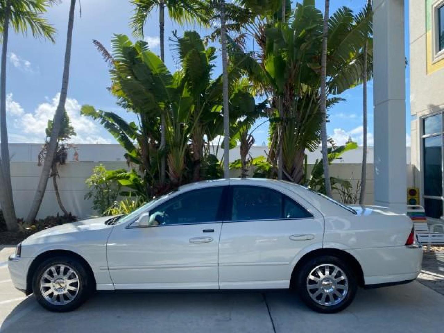 2004 Ceramic White Tri-Coat /Dark Stone/Med Lt Stone Lincoln LS LOW MILES 43,468 1 OWNER (1LNHM86S54Y) with an 3.0L DOHC SMPI 24-Valve V6 Engine engine, Automatic transmission, located at 4701 North Dixie Hwy, Pompano Beach, FL, 33064, (954) 422-2889, 26.240938, -80.123474 - OUR WEBPAGE FLORIDACARS1.COM HAS OVER 100 PHOTOS AND FREE CARFAX LINK 2004 LINCOLN LS LUXURY 1 OWNER VIN: 1LNHM86S54Y643526 1 L N H M 8 6 S 5 4 Y 6 4 3 5 2 6 SEDAN 4 DR 3.0L V6 F DOHC GASOLINE 26 MPG REAR WHEEL DRIVE Features ABS Brakes Air Conditioning Alloy Wheels AM/FM Stereo Automatic Transmissi - Photo#31