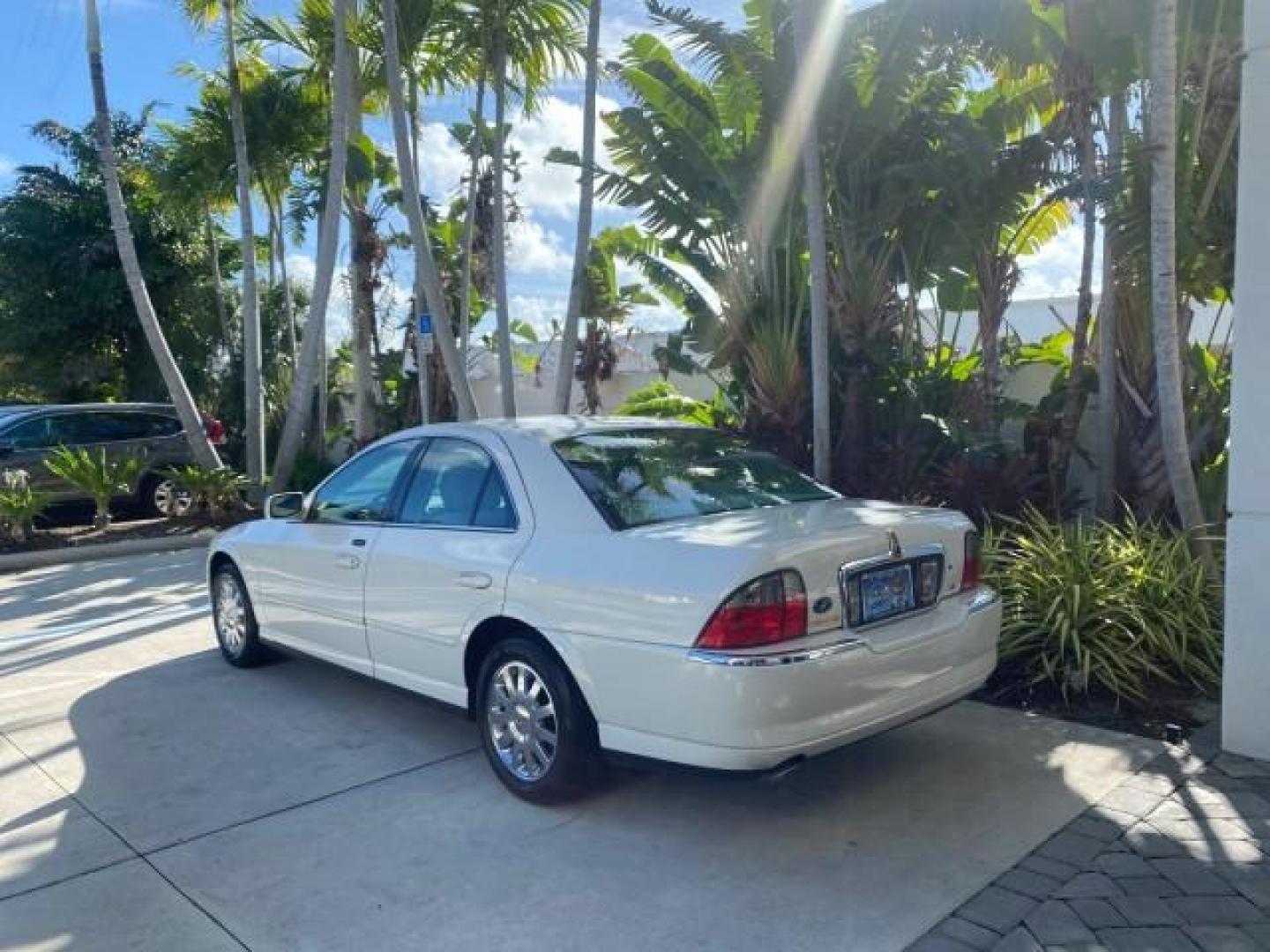 2004 Ceramic White Tri-Coat /Dark Stone/Med Lt Stone Lincoln LS LOW MILES 43,468 1 OWNER (1LNHM86S54Y) with an 3.0L DOHC SMPI 24-Valve V6 Engine engine, Automatic transmission, located at 4701 North Dixie Hwy, Pompano Beach, FL, 33064, (954) 422-2889, 26.240938, -80.123474 - OUR WEBPAGE FLORIDACARS1.COM HAS OVER 100 PHOTOS AND FREE CARFAX LINK 2004 LINCOLN LS LUXURY 1 OWNER VIN: 1LNHM86S54Y643526 1 L N H M 8 6 S 5 4 Y 6 4 3 5 2 6 SEDAN 4 DR 3.0L V6 F DOHC GASOLINE 26 MPG REAR WHEEL DRIVE Features ABS Brakes Air Conditioning Alloy Wheels AM/FM Stereo Automatic Transmissi - Photo#32