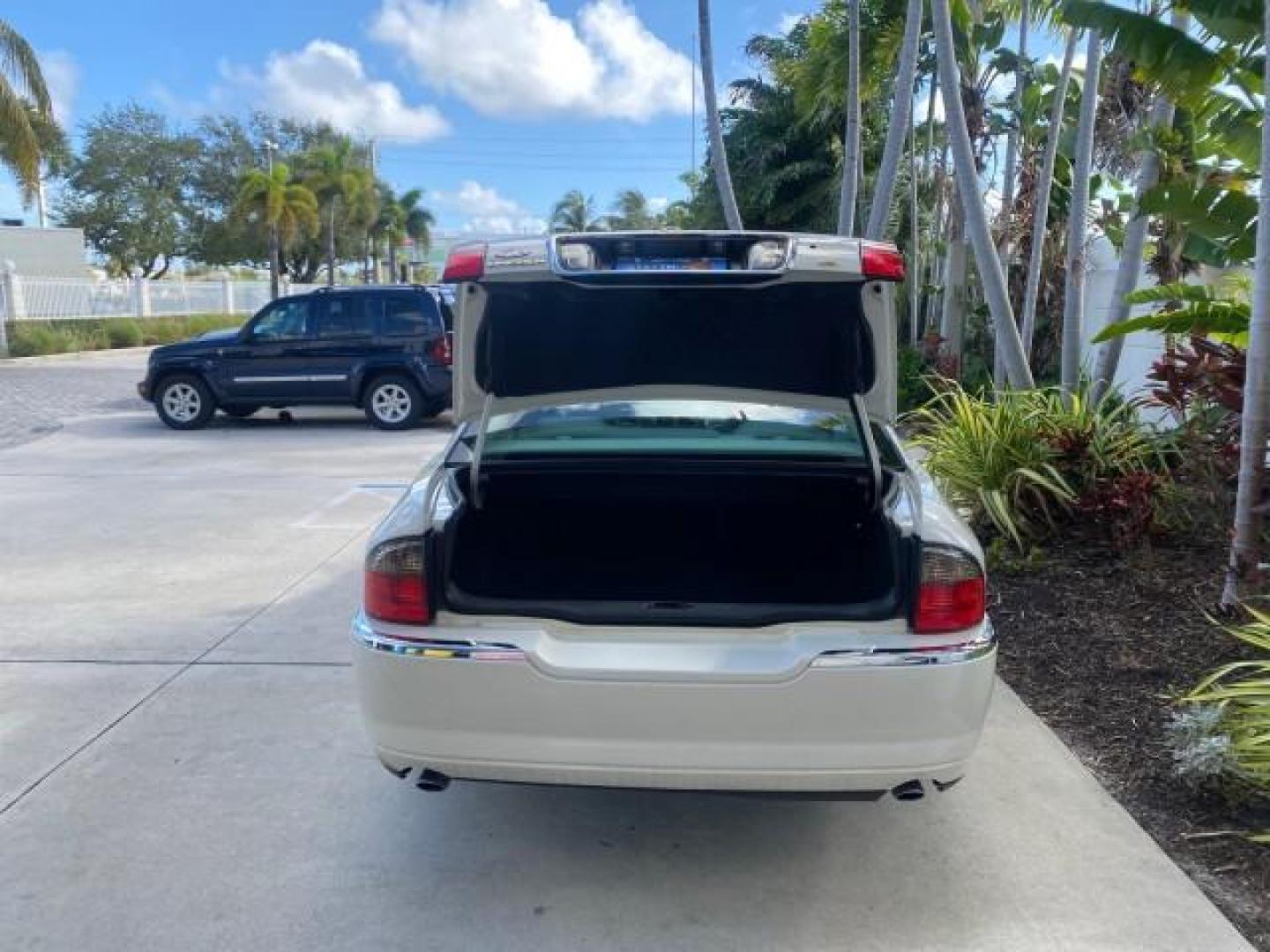 2004 Ceramic White Tri-Coat /Dark Stone/Med Lt Stone Lincoln LS LOW MILES 43,468 1 OWNER (1LNHM86S54Y) with an 3.0L DOHC SMPI 24-Valve V6 Engine engine, Automatic transmission, located at 4701 North Dixie Hwy, Pompano Beach, FL, 33064, (954) 422-2889, 26.240938, -80.123474 - OUR WEBPAGE FLORIDACARS1.COM HAS OVER 100 PHOTOS AND FREE CARFAX LINK 2004 LINCOLN LS LUXURY 1 OWNER VIN: 1LNHM86S54Y643526 1 L N H M 8 6 S 5 4 Y 6 4 3 5 2 6 SEDAN 4 DR 3.0L V6 F DOHC GASOLINE 26 MPG REAR WHEEL DRIVE Features ABS Brakes Air Conditioning Alloy Wheels AM/FM Stereo Automatic Transmissi - Photo#94