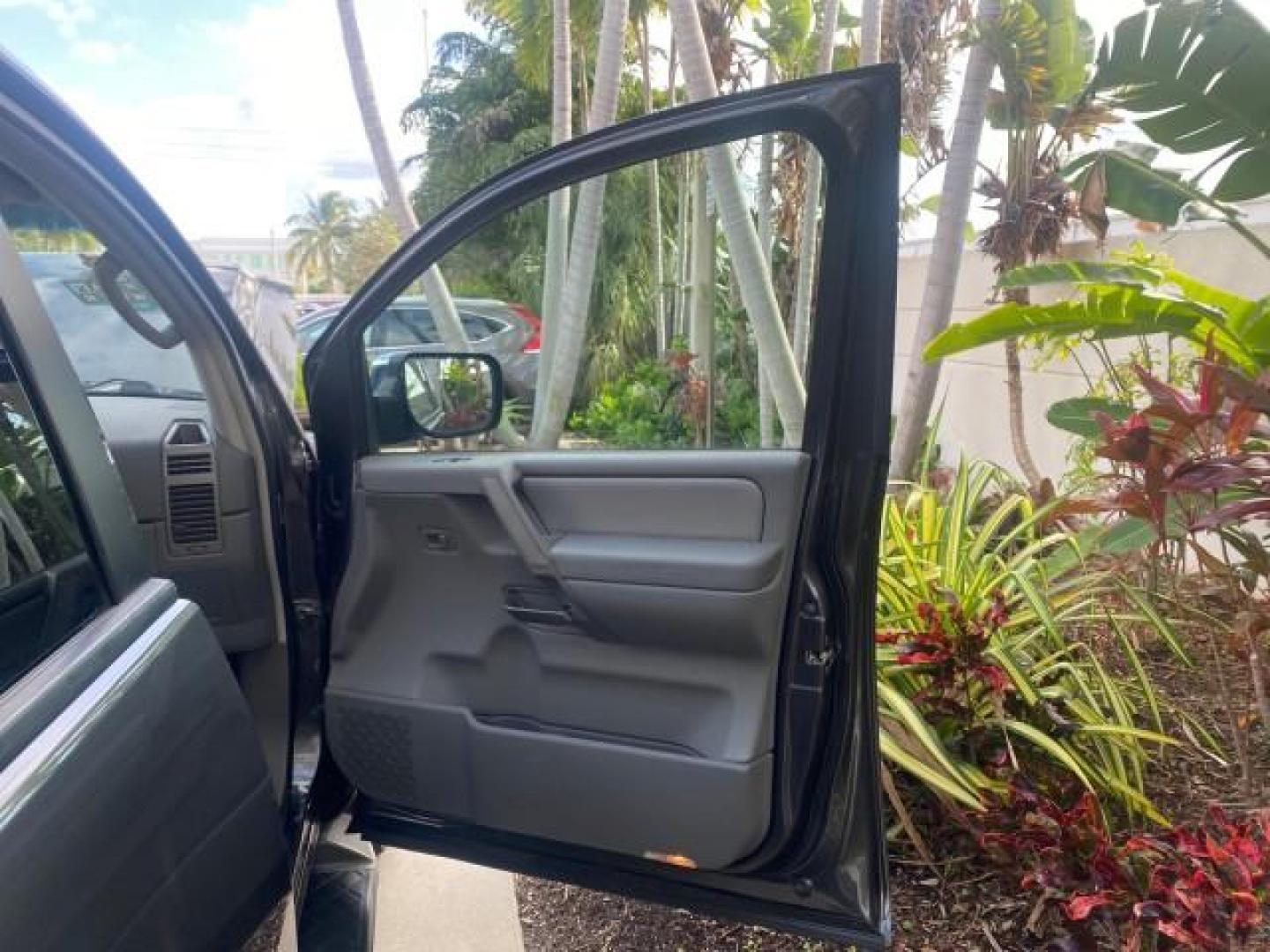 2006 Granite Metallic /Steel/Titanium Nissan Armada SUV 4x4 SE LOW MILES 46,059 1 OWNER (5N1AA08B36N) with an 5.6L DOHC 32-Valve Endurance V8 Engine engine, Automatic transmission, located at 4701 North Dixie Hwy, Pompano Beach, FL, 33064, (954) 422-2889, 26.240938, -80.123474 - OUR WEBPAGE FLORIDACARS1.COM HAS OVER 100 PHOTOS AND FREE CARFAX LINK 2006 NISSAN ARMADA LE LEATHER SUNROOF LOADED TOP OF THE LINE VIN: 5N1AA08B36N727681 5 N 1 A A 0 8 B 3 6 N 7 2 7 6 8 1 4 DOOR WAGON/SPORT UTILITY 5.6L V8 F DOHC 32V GASOLINE 18 MPG REAR WHEEL DRIVE W/ 4X4 Features 4WD/AWD ABS Brake - Photo#11