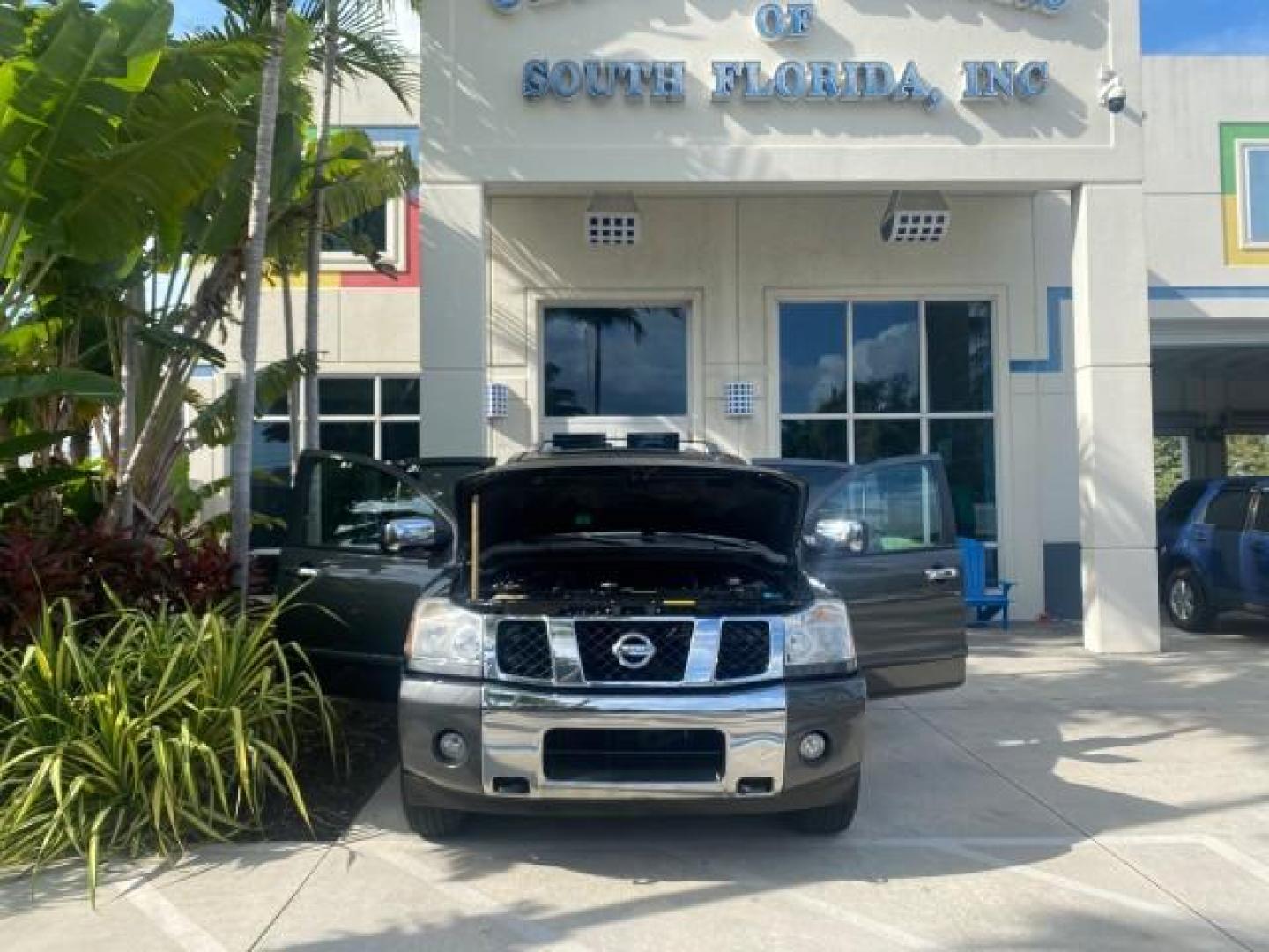 2006 Granite Metallic /Steel/Titanium Nissan Armada SUV 4x4 SE LOW MILES 46,059 1 OWNER (5N1AA08B36N) with an 5.6L DOHC 32-Valve Endurance V8 Engine engine, Automatic transmission, located at 4701 North Dixie Hwy, Pompano Beach, FL, 33064, (954) 422-2889, 26.240938, -80.123474 - OUR WEBPAGE FLORIDACARS1.COM HAS OVER 100 PHOTOS AND FREE CARFAX LINK 2006 NISSAN ARMADA LE LEATHER SUNROOF LOADED TOP OF THE LINE VIN: 5N1AA08B36N727681 5 N 1 A A 0 8 B 3 6 N 7 2 7 6 8 1 4 DOOR WAGON/SPORT UTILITY 5.6L V8 F DOHC 32V GASOLINE 18 MPG REAR WHEEL DRIVE W/ 4X4 Features 4WD/AWD ABS Brake - Photo#16