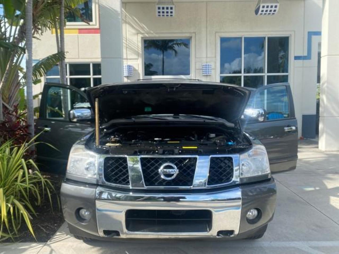 2006 Granite Metallic /Steel/Titanium Nissan Armada SUV 4x4 SE LOW MILES 46,059 1 OWNER (5N1AA08B36N) with an 5.6L DOHC 32-Valve Endurance V8 Engine engine, Automatic transmission, located at 4701 North Dixie Hwy, Pompano Beach, FL, 33064, (954) 422-2889, 26.240938, -80.123474 - OUR WEBPAGE FLORIDACARS1.COM HAS OVER 100 PHOTOS AND FREE CARFAX LINK 2006 NISSAN ARMADA LE LEATHER SUNROOF LOADED TOP OF THE LINE VIN: 5N1AA08B36N727681 5 N 1 A A 0 8 B 3 6 N 7 2 7 6 8 1 4 DOOR WAGON/SPORT UTILITY 5.6L V8 F DOHC 32V GASOLINE 18 MPG REAR WHEEL DRIVE W/ 4X4 Features 4WD/AWD ABS Brake - Photo#17