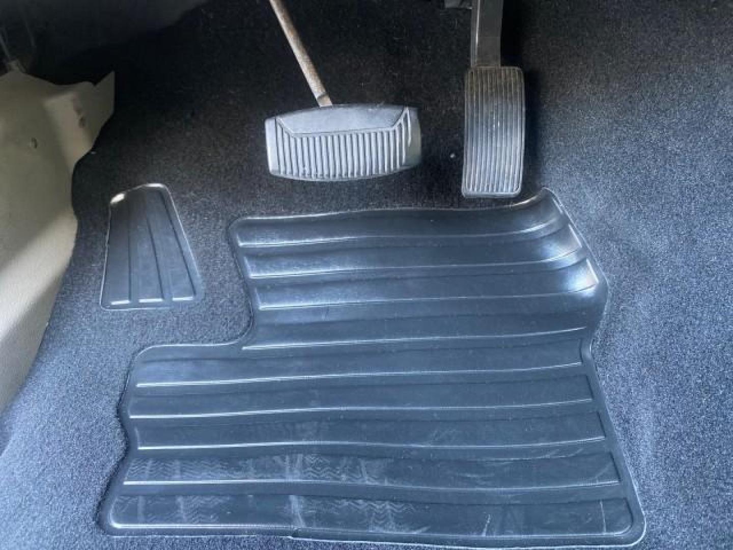 2008 Red /Camel Ford Super Duty F-350 DRW XL LOW MILES 43,076 4WD (1FTWW33Y68E) with an 6.8L SOHC 30-Valve SMFI Triton V10 Engine engine, Automatic transmission, located at 4701 North Dixie Hwy, Pompano Beach, FL, 33064, (954) 422-2889, 26.240938, -80.123474 - OUR WEBPAGE FLORIDACARS1.COM HAS OVER 100 PHOTOS AND FREE CARFAX LINK 2008 FORD F-350 SUPER DUTY XL 4WD VIN: 1FTWW33Y68EA98431 1 F T W W 3 3 Y 6 8 E A 9 8 4 3 1 CREW PICKUP 6.8L V10 F SOHC GASOLINE REAR WHEEL DRIVE W/ 4X4 Features 4WD/AWD ABS Brakes Air Conditioning AM/FM Stereo Automatic Transmissi - Photo#51