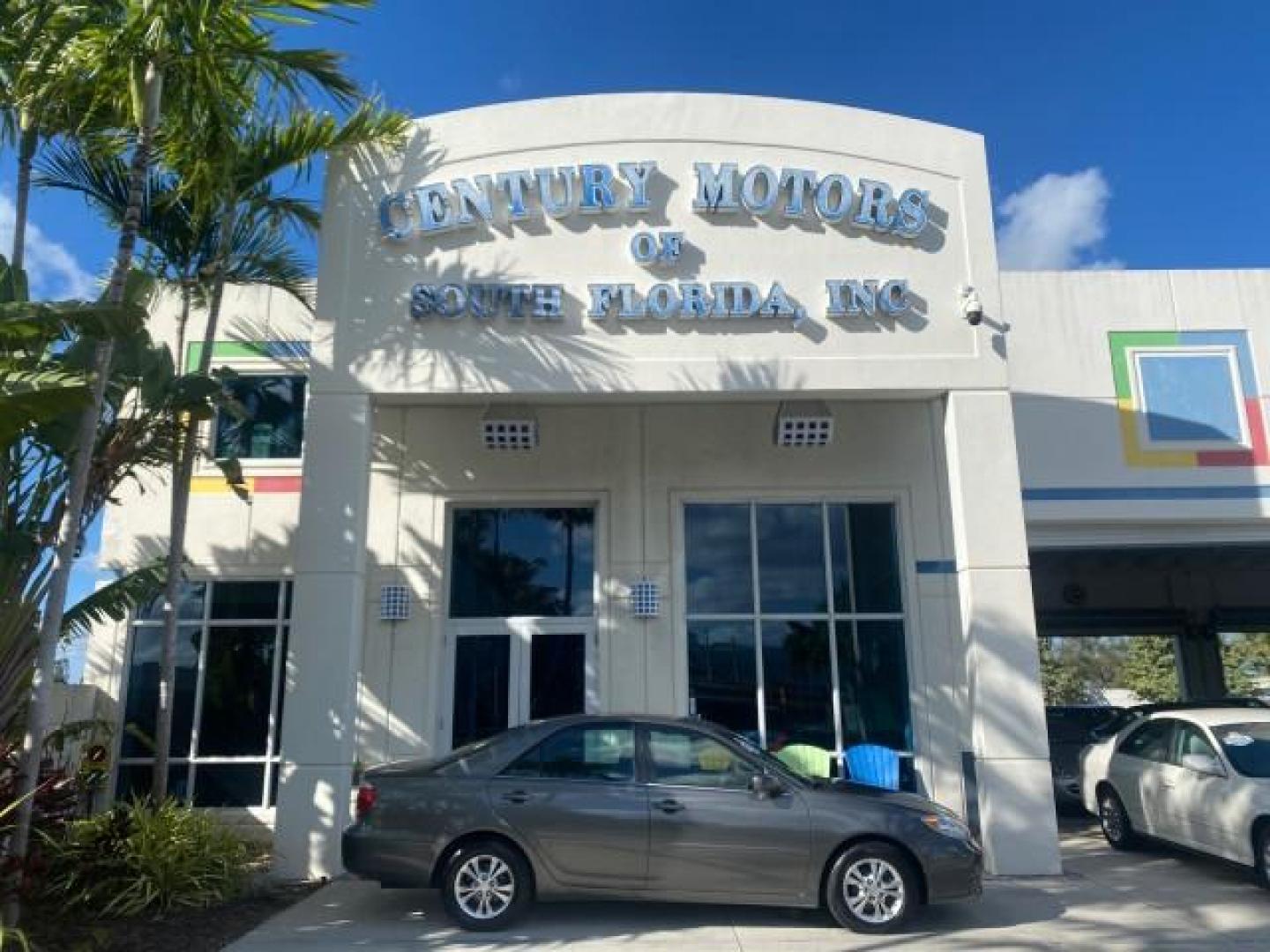2005 Phantom Gray Pearl /Stone Toyota Camry XLE LOW MILES 68,563 1 OWNER (4T1BF30K05U) with an 3.0L DOHC MPFI Vvti 24-Valve V6 Engine engine, Automatic transmission, located at 4701 North Dixie Hwy, Pompano Beach, FL, 33064, (954) 422-2889, 26.240938, -80.123474 - OUR WEBPAGE FLORIDACARS1.COM HAS OVER 100 PHOTOS AND FREE CARFAX LINK 2005 TOYOTA CAMRY XLE V6 1 OWNER VIN: 4T1BF30K05U621308 4 T 1 B F 3 0 K 0 5 U 6 2 1 3 0 8 SEDAN 4 DR 3.0L V6 F DOHC 24V GASOLINE 28 MPG FRONT WHEEL DRIVE Features ABS Brakes Air Conditioning Alloy Wheels AM/FM Stereo Automatic Tra - Photo#0