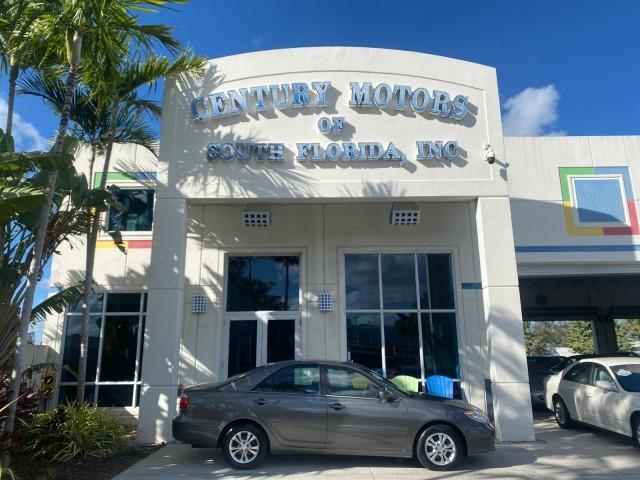 2005 Phantom Gray Pearl /Stone Toyota Camry XLE LOW MILES 68,563 1 OWNER (4T1BF30K05U) with an 3.0L DOHC MPFI Vvti 24-Valve V6 Engine engine, Automatic transmission, located at 4701 North Dixie Hwy, Pompano Beach, FL, 33064, (954) 422-2889, 26.240938, -80.123474 - OUR WEBPAGE FLORIDACARS1.COM HAS OVER 100 PHOTOS AND FREE CARFAX LINK 2005 TOYOTA CAMRY XLE V6 1 OWNER VIN: 4T1BF30K05U621308 4 T 1 B F 3 0 K 0 5 U 6 2 1 3 0 8 SEDAN 4 DR 3.0L V6 F DOHC 24V GASOLINE 28 MPG FRONT WHEEL DRIVE Features ABS Brakes Air Conditioning Alloy Wheels AM/FM Stereo Automatic Tra - Photo#0