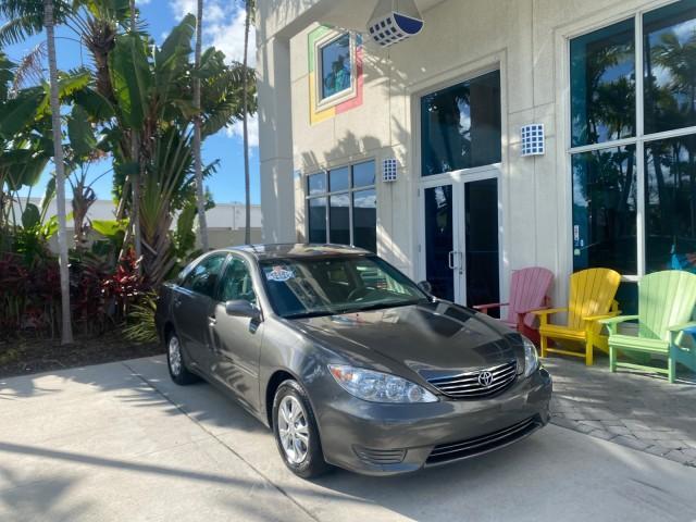 2005 Phantom Gray Pearl /Stone Toyota Camry XLE LOW MILES 68,563 1 OWNER (4T1BF30K05U) with an 3.0L DOHC MPFI Vvti 24-Valve V6 Engine engine, Automatic transmission, located at 4701 North Dixie Hwy, Pompano Beach, FL, 33064, (954) 422-2889, 26.240938, -80.123474 - OUR WEBPAGE FLORIDACARS1.COM HAS OVER 100 PHOTOS AND FREE CARFAX LINK 2005 TOYOTA CAMRY XLE V6 1 OWNER VIN: 4T1BF30K05U621308 4 T 1 B F 3 0 K 0 5 U 6 2 1 3 0 8 SEDAN 4 DR 3.0L V6 F DOHC 24V GASOLINE 28 MPG FRONT WHEEL DRIVE Features ABS Brakes Air Conditioning Alloy Wheels AM/FM Stereo Automatic Tra - Photo#1