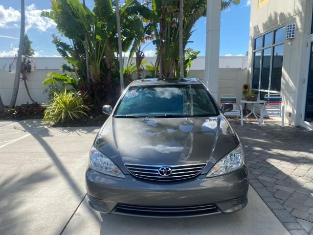 2005 Phantom Gray Pearl /Stone Toyota Camry XLE LOW MILES 68,563 1 OWNER (4T1BF30K05U) with an 3.0L DOHC MPFI Vvti 24-Valve V6 Engine engine, Automatic transmission, located at 4701 North Dixie Hwy, Pompano Beach, FL, 33064, (954) 422-2889, 26.240938, -80.123474 - OUR WEBPAGE FLORIDACARS1.COM HAS OVER 100 PHOTOS AND FREE CARFAX LINK 2005 TOYOTA CAMRY XLE V6 1 OWNER VIN: 4T1BF30K05U621308 4 T 1 B F 3 0 K 0 5 U 6 2 1 3 0 8 SEDAN 4 DR 3.0L V6 F DOHC 24V GASOLINE 28 MPG FRONT WHEEL DRIVE Features ABS Brakes Air Conditioning Alloy Wheels AM/FM Stereo Automatic Tra - Photo#2