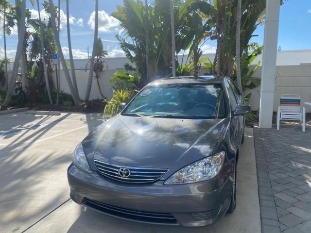 2005 Phantom Gray Pearl /Stone Toyota Camry XLE LOW MILES 68,563 1 OWNER (4T1BF30K05U) with an 3.0L DOHC MPFI Vvti 24-Valve V6 Engine engine, Automatic transmission, located at 4701 North Dixie Hwy, Pompano Beach, FL, 33064, (954) 422-2889, 26.240938, -80.123474 - OUR WEBPAGE FLORIDACARS1.COM HAS OVER 100 PHOTOS AND FREE CARFAX LINK 2005 TOYOTA CAMRY XLE V6 1 OWNER VIN: 4T1BF30K05U621308 4 T 1 B F 3 0 K 0 5 U 6 2 1 3 0 8 SEDAN 4 DR 3.0L V6 F DOHC 24V GASOLINE 28 MPG FRONT WHEEL DRIVE Features ABS Brakes Air Conditioning Alloy Wheels AM/FM Stereo Automatic Tra - Photo#3