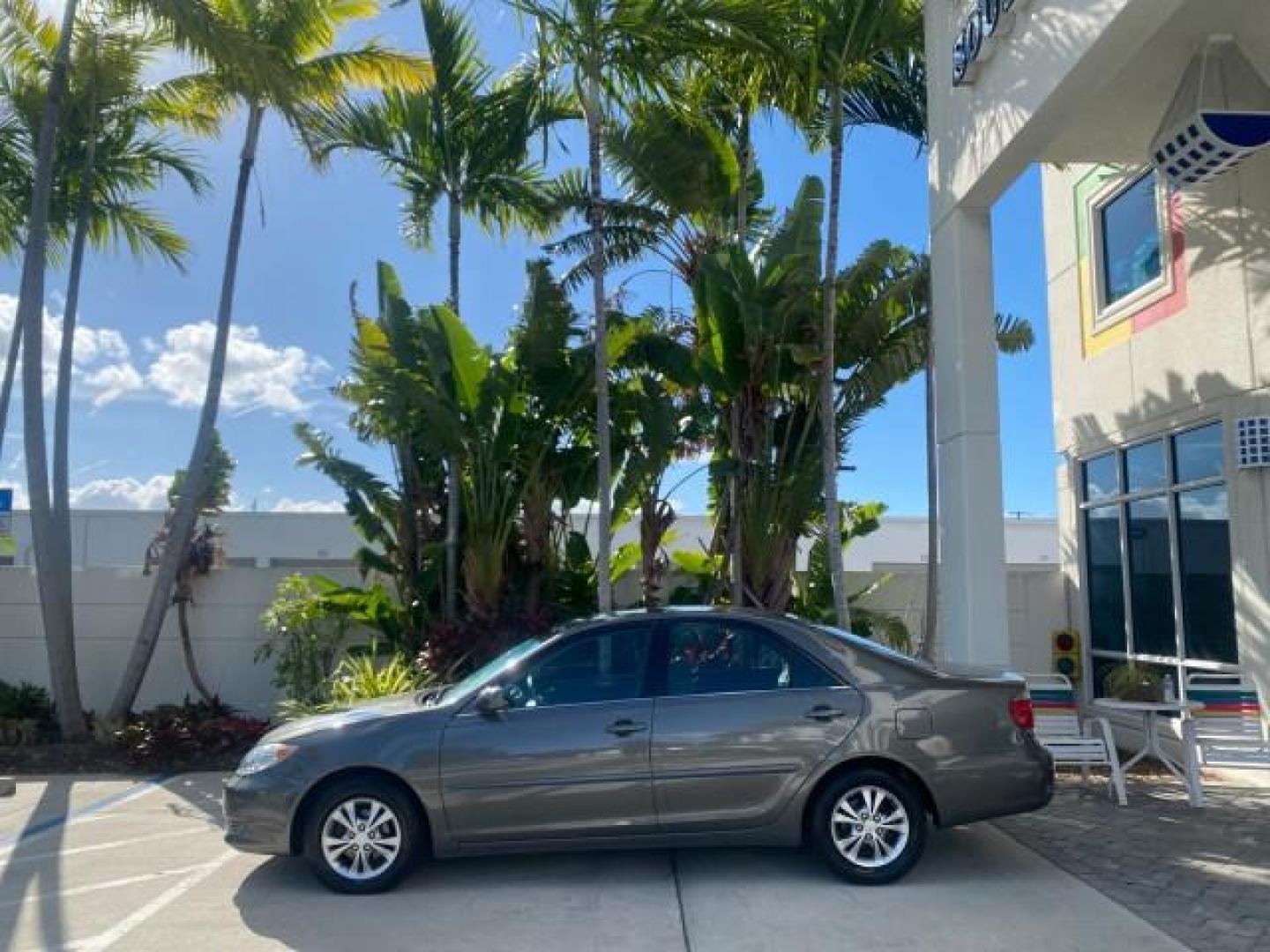 2005 Phantom Gray Pearl /Stone Toyota Camry XLE LOW MILES 68,563 1 OWNER (4T1BF30K05U) with an 3.0L DOHC MPFI Vvti 24-Valve V6 Engine engine, Automatic transmission, located at 4701 North Dixie Hwy, Pompano Beach, FL, 33064, (954) 422-2889, 26.240938, -80.123474 - OUR WEBPAGE FLORIDACARS1.COM HAS OVER 100 PHOTOS AND FREE CARFAX LINK 2005 TOYOTA CAMRY XLE V6 1 OWNER VIN: 4T1BF30K05U621308 4 T 1 B F 3 0 K 0 5 U 6 2 1 3 0 8 SEDAN 4 DR 3.0L V6 F DOHC 24V GASOLINE 28 MPG FRONT WHEEL DRIVE Features ABS Brakes Air Conditioning Alloy Wheels AM/FM Stereo Automatic Tra - Photo#4