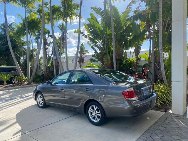 2005 Phantom Gray Pearl /Stone Toyota Camry XLE LOW MILES 68,563 1 OWNER (4T1BF30K05U) with an 3.0L DOHC MPFI Vvti 24-Valve V6 Engine engine, Automatic transmission, located at 4701 North Dixie Hwy, Pompano Beach, FL, 33064, (954) 422-2889, 26.240938, -80.123474 - OUR WEBPAGE FLORIDACARS1.COM HAS OVER 100 PHOTOS AND FREE CARFAX LINK 2005 TOYOTA CAMRY XLE V6 1 OWNER VIN: 4T1BF30K05U621308 4 T 1 B F 3 0 K 0 5 U 6 2 1 3 0 8 SEDAN 4 DR 3.0L V6 F DOHC 24V GASOLINE 28 MPG FRONT WHEEL DRIVE Features ABS Brakes Air Conditioning Alloy Wheels AM/FM Stereo Automatic Tra - Photo#5