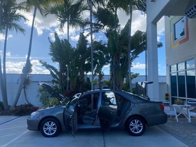 2005 Phantom Gray Pearl /Stone Toyota Camry XLE LOW MILES 68,563 1 OWNER (4T1BF30K05U) with an 3.0L DOHC MPFI Vvti 24-Valve V6 Engine engine, Automatic transmission, located at 4701 North Dixie Hwy, Pompano Beach, FL, 33064, (954) 422-2889, 26.240938, -80.123474 - OUR WEBPAGE FLORIDACARS1.COM HAS OVER 100 PHOTOS AND FREE CARFAX LINK 2005 TOYOTA CAMRY XLE V6 1 OWNER VIN: 4T1BF30K05U621308 4 T 1 B F 3 0 K 0 5 U 6 2 1 3 0 8 SEDAN 4 DR 3.0L V6 F DOHC 24V GASOLINE 28 MPG FRONT WHEEL DRIVE Features ABS Brakes Air Conditioning Alloy Wheels AM/FM Stereo Automatic Tra - Photo#8