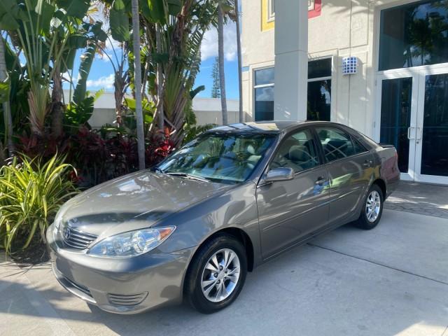 2005 Phantom Gray Pearl /Stone Toyota Camry XLE LOW MILES 68,563 1 OWNER (4T1BF30K05U) with an 3.0L DOHC MPFI Vvti 24-Valve V6 Engine engine, Automatic transmission, located at 4701 North Dixie Hwy, Pompano Beach, FL, 33064, (954) 422-2889, 26.240938, -80.123474 - OUR WEBPAGE FLORIDACARS1.COM HAS OVER 100 PHOTOS AND FREE CARFAX LINK 2005 TOYOTA CAMRY XLE V6 1 OWNER VIN: 4T1BF30K05U621308 4 T 1 B F 3 0 K 0 5 U 6 2 1 3 0 8 SEDAN 4 DR 3.0L V6 F DOHC 24V GASOLINE 28 MPG FRONT WHEEL DRIVE Features ABS Brakes Air Conditioning Alloy Wheels AM/FM Stereo Automatic Tra - Photo#30