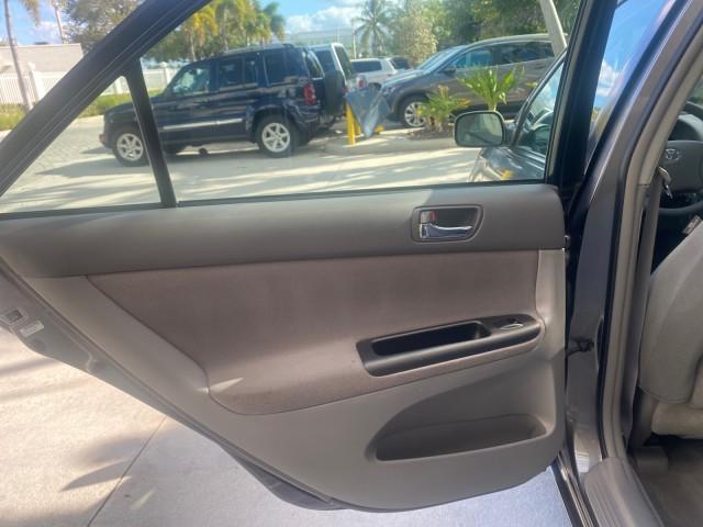 2005 Phantom Gray Pearl /Stone Toyota Camry XLE LOW MILES 68,563 1 OWNER (4T1BF30K05U) with an 3.0L DOHC MPFI Vvti 24-Valve V6 Engine engine, Automatic transmission, located at 4701 North Dixie Hwy, Pompano Beach, FL, 33064, (954) 422-2889, 26.240938, -80.123474 - OUR WEBPAGE FLORIDACARS1.COM HAS OVER 100 PHOTOS AND FREE CARFAX LINK 2005 TOYOTA CAMRY XLE V6 1 OWNER VIN: 4T1BF30K05U621308 4 T 1 B F 3 0 K 0 5 U 6 2 1 3 0 8 SEDAN 4 DR 3.0L V6 F DOHC 24V GASOLINE 28 MPG FRONT WHEEL DRIVE Features ABS Brakes Air Conditioning Alloy Wheels AM/FM Stereo Automatic Tra - Photo#76