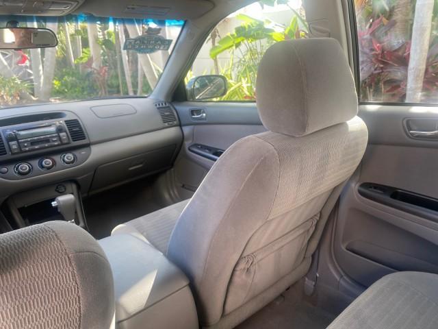 2005 Phantom Gray Pearl /Stone Toyota Camry XLE LOW MILES 68,563 1 OWNER (4T1BF30K05U) with an 3.0L DOHC MPFI Vvti 24-Valve V6 Engine engine, Automatic transmission, located at 4701 North Dixie Hwy, Pompano Beach, FL, 33064, (954) 422-2889, 26.240938, -80.123474 - OUR WEBPAGE FLORIDACARS1.COM HAS OVER 100 PHOTOS AND FREE CARFAX LINK 2005 TOYOTA CAMRY XLE V6 1 OWNER VIN: 4T1BF30K05U621308 4 T 1 B F 3 0 K 0 5 U 6 2 1 3 0 8 SEDAN 4 DR 3.0L V6 F DOHC 24V GASOLINE 28 MPG FRONT WHEEL DRIVE Features ABS Brakes Air Conditioning Alloy Wheels AM/FM Stereo Automatic Tra - Photo#83