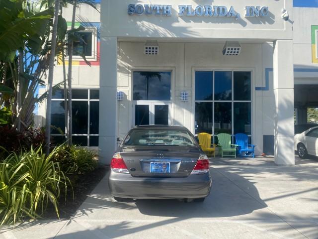 2005 Phantom Gray Pearl /Stone Toyota Camry XLE LOW MILES 68,563 1 OWNER (4T1BF30K05U) with an 3.0L DOHC MPFI Vvti 24-Valve V6 Engine engine, Automatic transmission, located at 4701 North Dixie Hwy, Pompano Beach, FL, 33064, (954) 422-2889, 26.240938, -80.123474 - OUR WEBPAGE FLORIDACARS1.COM HAS OVER 100 PHOTOS AND FREE CARFAX LINK 2005 TOYOTA CAMRY XLE V6 1 OWNER VIN: 4T1BF30K05U621308 4 T 1 B F 3 0 K 0 5 U 6 2 1 3 0 8 SEDAN 4 DR 3.0L V6 F DOHC 24V GASOLINE 28 MPG FRONT WHEEL DRIVE Features ABS Brakes Air Conditioning Alloy Wheels AM/FM Stereo Automatic Tra - Photo#96