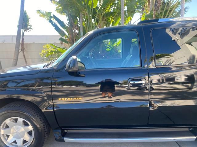 2002 Sable Black /Pewter Cadillac Escalade L0W MILES 68,090 4WD (1GYEK63N92R) with an 6.0L Vortec 1000 SFI V8 HO Engine engine, Automatic transmission, located at 4701 North Dixie Hwy, Pompano Beach, FL, 33064, (954) 422-2889, 26.240938, -80.123474 - OUR WEBPAGE FLORIDACARS1.COM HAS OVER 100 PHOTOS AND FREE CARFAX LINK 2002 CADILLAC ESCALADE 4WD COST 52,230 NEW ALL ORIGINAL BLACK PAINT VIN: 1GYEK63N92R116865 1 G Y E K 6 3 N 9 2 R 1 1 6 8 6 5 4 DOOR WAGON/SPORT UTILITY 6.0L V8 F GASOLINE 17 MPG ALL WHEEL DRIVE Features 4WD/AWD ABS Brakes Air Cond - Photo#35