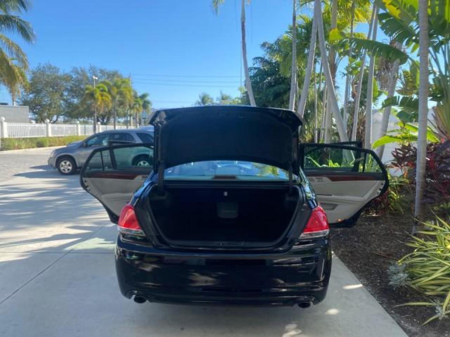 2011 Black /Light Gray Toyota Avalon Limited LOW MILES 80,879 (4T1BK3DB4BU) with an 3.5L DOHC EFI 24-Valve V6 Engine engine, Automatic transmission, located at 4701 North Dixie Hwy, Pompano Beach, FL, 33064, (954) 422-2889, 26.240938, -80.123474 - OUR WEBPAGE FLORIDACARS1.COM HAS OVER 100 PHOTOS AND FREE CARFAX LINK 2011 TOYOTA AVALON LIMITED NAVIGATION SUNROOF LOADED DASH HAS NO CRACKS VIN: 4T1BK3DB4BU438544 4 T 1 B K 3 D B 4 B U 4 3 8 5 4 4 SEDAN 4 DR 3.5L V6 F DOHC 24V GASOLINE 29 MPG FRONT WHEEL DRIVE Features A/C Seat(s) ABS Brakes Air C - Photo#15