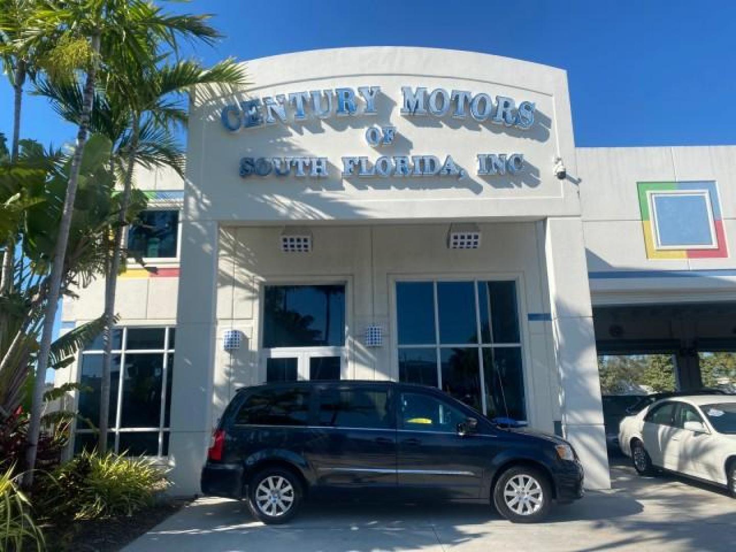 2014 True Blue Pearlcoat /Black/Light Graystone Chrysler Town and Country Touring LOW MILES 64,377 1 OWNER FL (2C4RC1BG3ER) with an 3.6L V6 Cylinder Engine engine, Automatic transmission, located at 4701 North Dixie Hwy, Pompano Beach, FL, 33064, (954) 422-2889, 26.240938, -80.123474 - OUR WEBPAGE FLORIDACARS1.COM HAS OVER 100 PHOTOS AND FREE CARFAX LINK 2014 CHRYSLER TOWN AND COUNTRY TOURING VIN: 2C4RC1BG3ER148946 2 C 4 R C 1 B G 3 E R 1 4 8 9 4 6 VAN 3.6L V6 F DOHC 24V GASOLINE 25 MPG FRONT WHEEL DRIVE Features ABS Brakes Air Conditioning Alloy Wheels AM/FM Stereo Automatic Tran - Photo#0