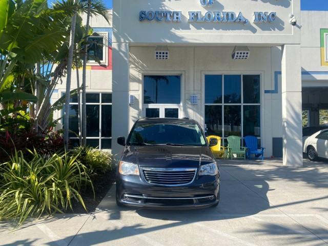 2014 True Blue Pearlcoat /Black/Light Graystone Chrysler Town and Country Touring LOW MILES 64,377 1 OWNER FL (2C4RC1BG3ER) with an 3.6L V6 Cylinder Engine engine, Automatic transmission, located at 4701 North Dixie Hwy, Pompano Beach, FL, 33064, (954) 422-2889, 26.240938, -80.123474 - OUR WEBPAGE FLORIDACARS1.COM HAS OVER 100 PHOTOS AND FREE CARFAX LINK 2014 CHRYSLER TOWN AND COUNTRY TOURING VIN: 2C4RC1BG3ER148946 2 C 4 R C 1 B G 3 E R 1 4 8 9 4 6 VAN 3.6L V6 F DOHC 24V GASOLINE 25 MPG FRONT WHEEL DRIVE Features ABS Brakes Air Conditioning Alloy Wheels AM/FM Stereo Automatic Tran - Photo#26