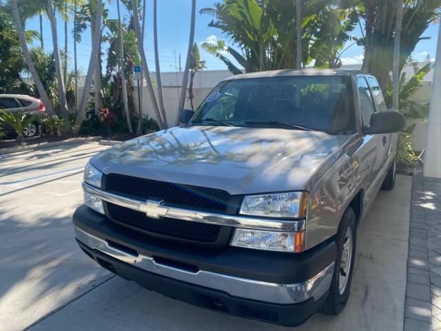 2005 Sandstone Metallic /Medium Gray Chevrolet Silverado 1500 1 OWNER FLORIDA LOW MILES (1GCEC19X85Z) with an 4.3L Vortec 4300 V6 MFI Engine engine, Automatic transmission, located at 4701 North Dixie Hwy, Pompano Beach, FL, 33064, (954) 422-2889, 26.240938, -80.123474 - OUR WEBPAGE FLORIDACARS1.COM HAS OVER 100 PHOTOS AND FREE CARFAX LINK 2005 CHEVROLET SILVERADO 1500 WORK TRUCK 1 OWNER VIN: 1GCEC19X85Z262080 1 G C E C 1 9 X 8 5 Z 2 6 2 0 8 0 4 DOOR EXTENDED CAB PICKUP 4.3L V6 F GASOLINE 21 MPG REAR WHEEL DRIVE Features ABS Brakes Air Conditioning AM/FM Stereo Auto - Photo#3
