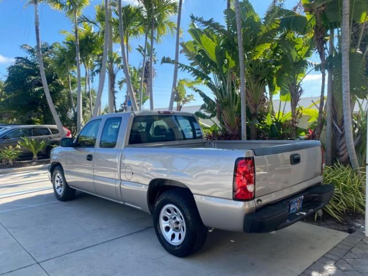 2005 Sandstone Metallic /Medium Gray Chevrolet Silverado 1500 1 OWNER FLORIDA LOW MILES (1GCEC19X85Z) with an 4.3L Vortec 4300 V6 MFI Engine engine, Automatic transmission, located at 4701 North Dixie Hwy, Pompano Beach, FL, 33064, (954) 422-2889, 26.240938, -80.123474 - OUR WEBPAGE FLORIDACARS1.COM HAS OVER 100 PHOTOS AND FREE CARFAX LINK 2005 CHEVROLET SILVERADO 1500 WORK TRUCK 1 OWNER VIN: 1GCEC19X85Z262080 1 G C E C 1 9 X 8 5 Z 2 6 2 0 8 0 4 DOOR EXTENDED CAB PICKUP 4.3L V6 F GASOLINE 21 MPG REAR WHEEL DRIVE Features ABS Brakes Air Conditioning AM/FM Stereo Auto - Photo#5