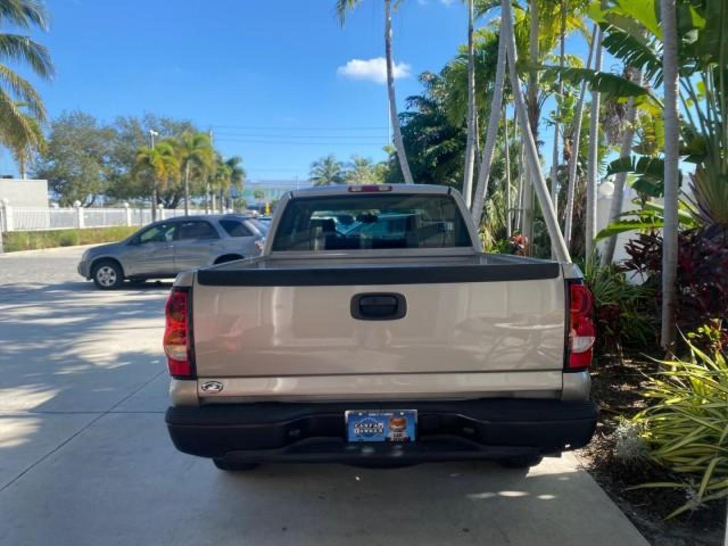 2005 Sandstone Metallic /Medium Gray Chevrolet Silverado 1500 1 OWNER FLORIDA LOW MILES (1GCEC19X85Z) with an 4.3L Vortec 4300 V6 MFI Engine engine, Automatic transmission, located at 4701 North Dixie Hwy, Pompano Beach, FL, 33064, (954) 422-2889, 26.240938, -80.123474 - OUR WEBPAGE FLORIDACARS1.COM HAS OVER 100 PHOTOS AND FREE CARFAX LINK 2005 CHEVROLET SILVERADO 1500 WORK TRUCK 1 OWNER VIN: 1GCEC19X85Z262080 1 G C E C 1 9 X 8 5 Z 2 6 2 0 8 0 4 DOOR EXTENDED CAB PICKUP 4.3L V6 F GASOLINE 21 MPG REAR WHEEL DRIVE Features ABS Brakes Air Conditioning AM/FM Stereo Auto - Photo#6
