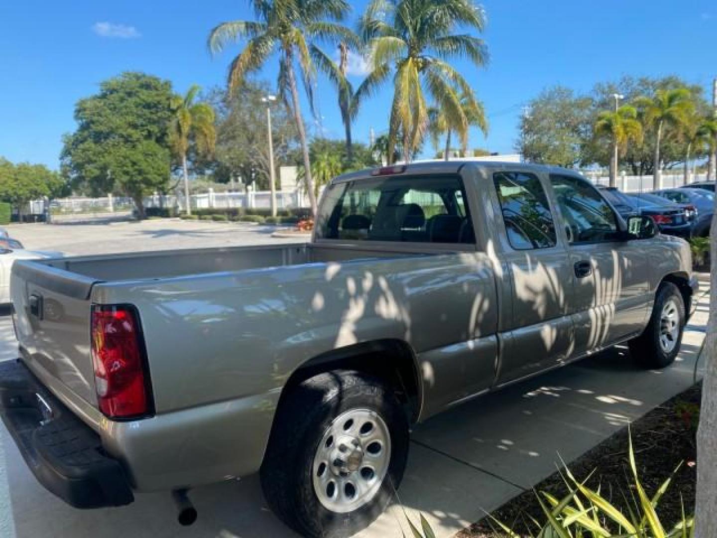 2005 Sandstone Metallic /Medium Gray Chevrolet Silverado 1500 1 OWNER FLORIDA LOW MILES (1GCEC19X85Z) with an 4.3L Vortec 4300 V6 MFI Engine engine, Automatic transmission, located at 4701 North Dixie Hwy, Pompano Beach, FL, 33064, (954) 422-2889, 26.240938, -80.123474 - OUR WEBPAGE FLORIDACARS1.COM HAS OVER 100 PHOTOS AND FREE CARFAX LINK 2005 CHEVROLET SILVERADO 1500 WORK TRUCK 1 OWNER VIN: 1GCEC19X85Z262080 1 G C E C 1 9 X 8 5 Z 2 6 2 0 8 0 4 DOOR EXTENDED CAB PICKUP 4.3L V6 F GASOLINE 21 MPG REAR WHEEL DRIVE Features ABS Brakes Air Conditioning AM/FM Stereo Auto - Photo#7