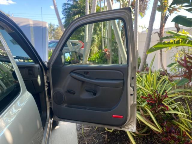 2005 Sandstone Metallic /Medium Gray Chevrolet Silverado 1500 1 OWNER FLORIDA LOW MILES (1GCEC19X85Z) with an 4.3L Vortec 4300 V6 MFI Engine engine, Automatic transmission, located at 4701 North Dixie Hwy, Pompano Beach, FL, 33064, (954) 422-2889, 26.240938, -80.123474 - OUR WEBPAGE FLORIDACARS1.COM HAS OVER 100 PHOTOS AND FREE CARFAX LINK 2005 CHEVROLET SILVERADO 1500 WORK TRUCK 1 OWNER VIN: 1GCEC19X85Z262080 1 G C E C 1 9 X 8 5 Z 2 6 2 0 8 0 4 DOOR EXTENDED CAB PICKUP 4.3L V6 F GASOLINE 21 MPG REAR WHEEL DRIVE Features ABS Brakes Air Conditioning AM/FM Stereo Auto - Photo#11