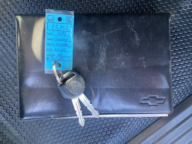 2005 Sandstone Metallic /Medium Gray Chevrolet Silverado 1500 1 OWNER FLORIDA LOW MILES (1GCEC19X85Z) with an 4.3L Vortec 4300 V6 MFI Engine engine, Automatic transmission, located at 4701 North Dixie Hwy, Pompano Beach, FL, 33064, (954) 422-2889, 26.240938, -80.123474 - OUR WEBPAGE FLORIDACARS1.COM HAS OVER 100 PHOTOS AND FREE CARFAX LINK 2005 CHEVROLET SILVERADO 1500 WORK TRUCK 1 OWNER VIN: 1GCEC19X85Z262080 1 G C E C 1 9 X 8 5 Z 2 6 2 0 8 0 4 DOOR EXTENDED CAB PICKUP 4.3L V6 F GASOLINE 21 MPG REAR WHEEL DRIVE Features ABS Brakes Air Conditioning AM/FM Stereo Auto - Photo#23