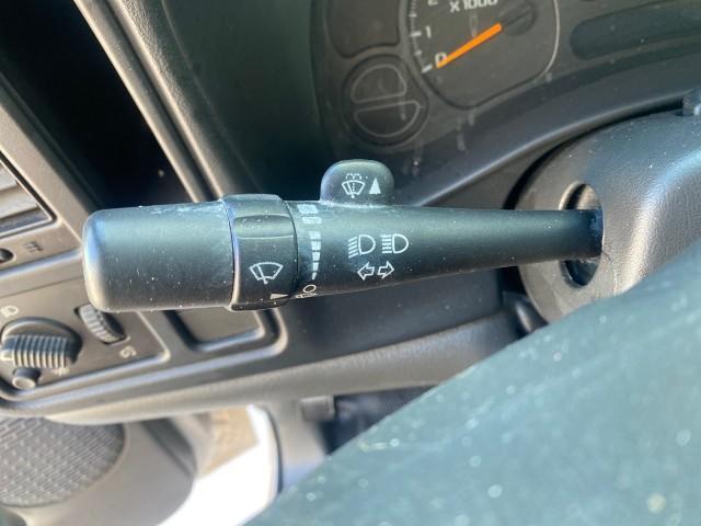 2005 Sandstone Metallic /Medium Gray Chevrolet Silverado 1500 1 OWNER FLORIDA LOW MILES (1GCEC19X85Z) with an 4.3L Vortec 4300 V6 MFI Engine engine, Automatic transmission, located at 4701 North Dixie Hwy, Pompano Beach, FL, 33064, (954) 422-2889, 26.240938, -80.123474 - OUR WEBPAGE FLORIDACARS1.COM HAS OVER 100 PHOTOS AND FREE CARFAX LINK 2005 CHEVROLET SILVERADO 1500 WORK TRUCK 1 OWNER VIN: 1GCEC19X85Z262080 1 G C E C 1 9 X 8 5 Z 2 6 2 0 8 0 4 DOOR EXTENDED CAB PICKUP 4.3L V6 F GASOLINE 21 MPG REAR WHEEL DRIVE Features ABS Brakes Air Conditioning AM/FM Stereo Auto - Photo#46